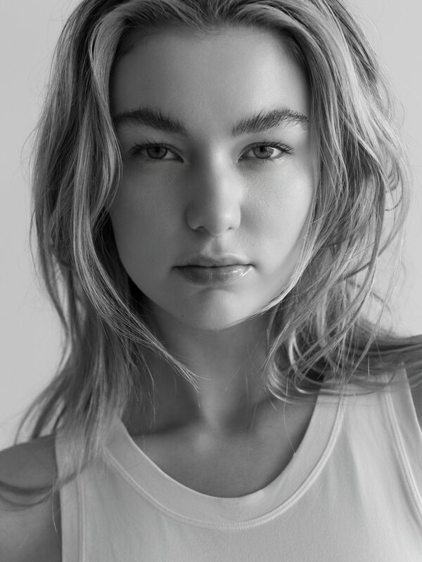 Kate Sutton picture 713315